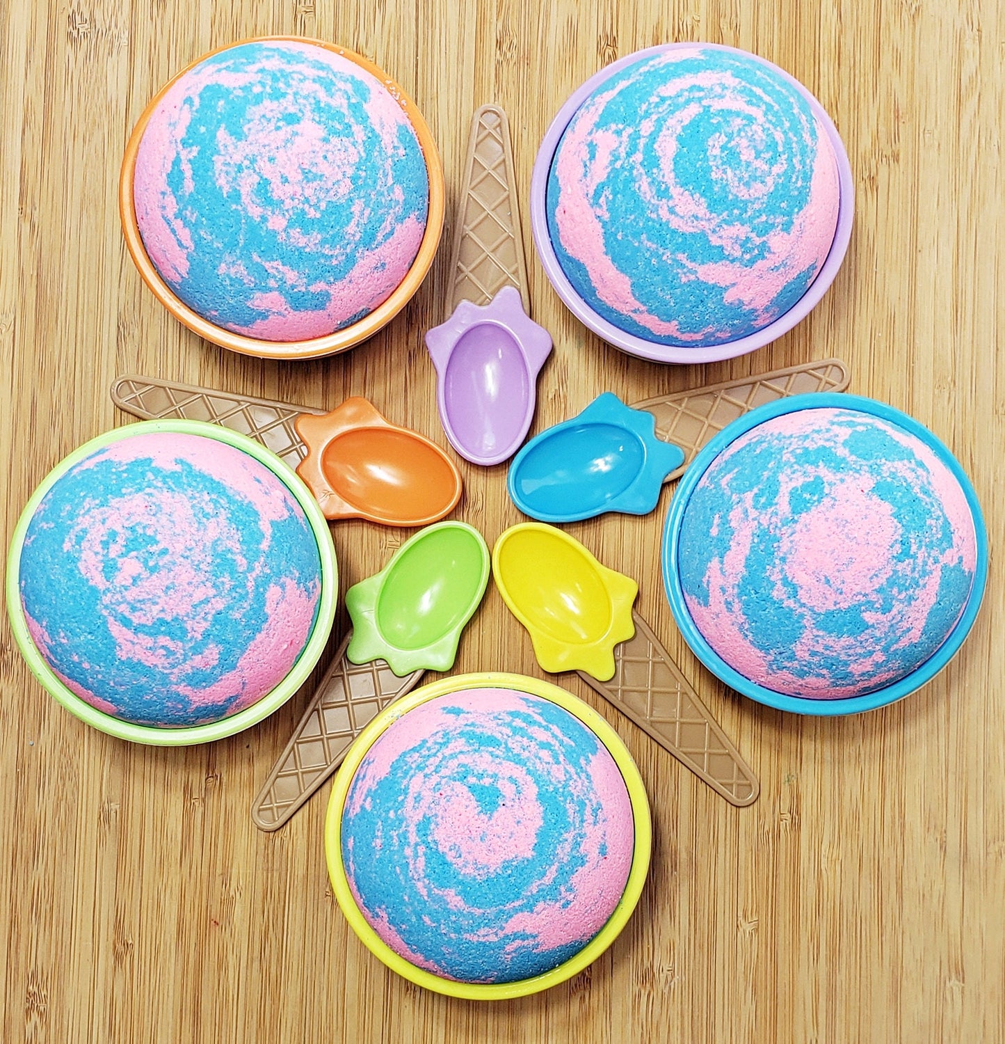 Ice Cream Semi-Circle Swirl Bath Bomb with Plastic Bowl/Spoon Set