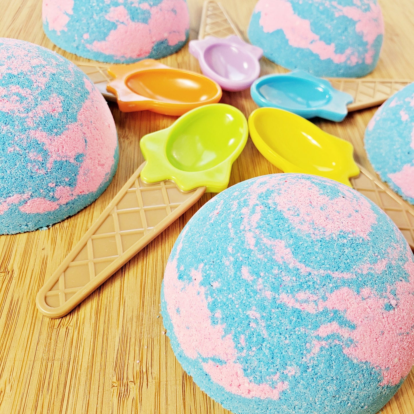 Ice Cream Semi-Circle Swirl Bath Bomb with Plastic Bowl/Spoon Set